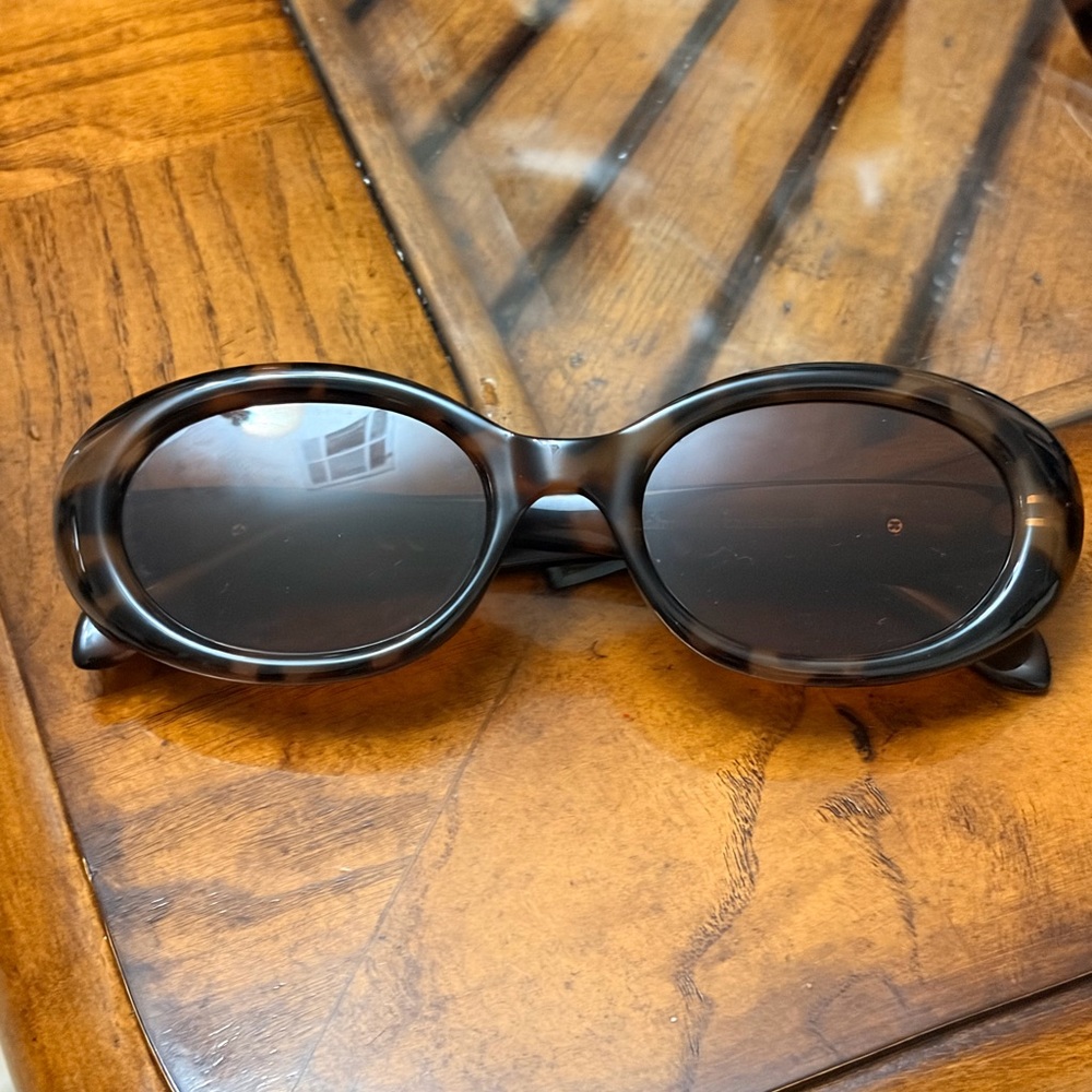 Elegant Tortoise Shell Oval Sunglasses